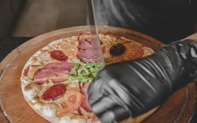 Do Pizza Hut Workers Have To Wear Gloves? (Explained)